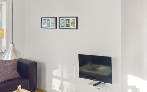 Elef - 2.0Km from the Sea: Mur, Sol, Design Intérieur, Sol, Pièce, Meubles, Salon, Appareil Électronique, Téléviseur