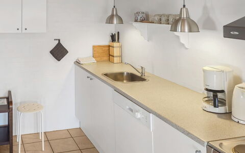 Elef - 2.0Km from the Sea: Cuisine, Comptoir, Appareil De Cuisine, Design Intérieur, Sol, Luminaire Plomberie, Evier, Principaux Appliance, Évier, Cabinetry