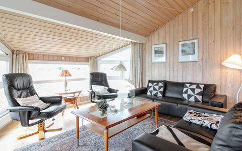 Gamal - 400M from the Sea: Meubles, Design Intérieur, Sol, Bois, Sol, Plafond, Parquet, Chaise, Table, Éclairage