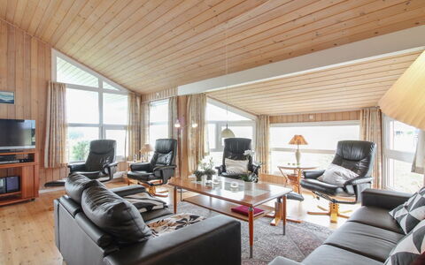 Gamal - 400M from the Sea: Meubles, Design Intérieur, Sol, Bois, Sol, Plafond, Parquet, Chaise, Table, Éclairage