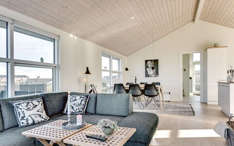Dimka - 300M from the Sea: Sol, Plafond, Sol, Salon, Parquet, Canapé, Luminaire, Dur, Throw Pillow