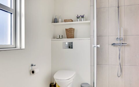 Dimka - 300M from the Sea: Salle De Bains, Luminaire Plomberie, Mur, Sol, Toilette, Design Intérieur, Sol, Siège De Toilette, Plomberie, Robinet