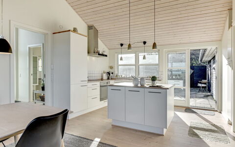 Dimka - 300M from the Sea: Sol, Design Intérieur, Bois, Plafond, Cuisine, Sol, Comptoir, Meubles, Parquet, Luminaire