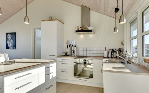 Dimka - 300M from the Sea: Sol, Design Intérieur, Cuisine, Comptoir, Plafond, Bois, Luminaire, Cabinetry, Sol, Meubles