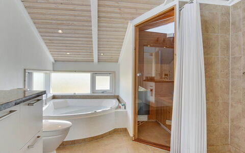 Welma - 500M from the Sea: Sol, Design Intérieur, Sol, Luminaire Plomberie, Plafond, Bois, Salle De Bains, Éclairage, Pièce, Plomberie