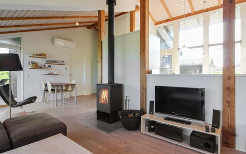 Preben - 500M from the Sea: Sol, Design Intérieur, Bois, Sol, Meubles, Plafond, Parquet, Pièce, Éclairage, Salon