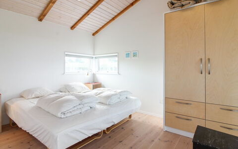 Preben - 500M from the Sea: Sol, Design Intérieur, Bois, Sol, Plafond, Chambre, Lit, Meubles, Pièce, Parquet
