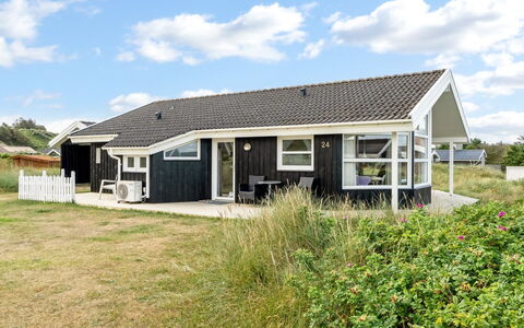 Fanni - 460M from the Sea: Meubles, Design Intérieur, Sol, Bois, Sol, Plafond, Parquet, Chaise, Table, Éclairage