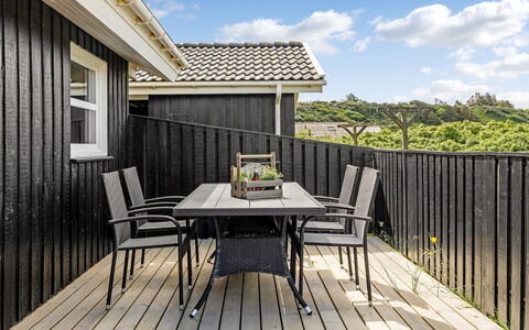 Fanni - 460M from the Sea: Meubles, Design Intérieur, Sol, Bois, Sol, Plafond, Parquet, Chaise, Table, Éclairage