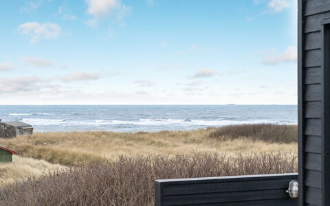 Skade - 75M from the Sea: Maison, Domicile, Porte, Toit, Chalet, Biens, Jardin, Ombre, Siding, Cour