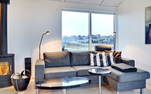 Skade - 75M from the Sea: Maison, Domicile, Porte, Toit, Chalet, Biens, Jardin, Ombre, Siding, Cour