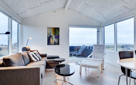 Skade - 75M from the Sea: Maison, Domicile, Porte, Toit, Chalet, Biens, Jardin, Ombre, Siding, Cour
