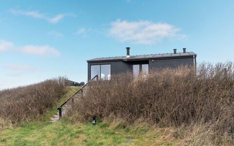 Skade - 75M from the Sea: Maison, Domicile, Porte, Toit, Chalet, Biens, Jardin, Ombre, Siding, Cour