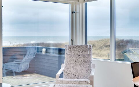 Skade - 75M from the Sea: Maison, Domicile, Porte, Toit, Chalet, Biens, Jardin, Ombre, Siding, Cour