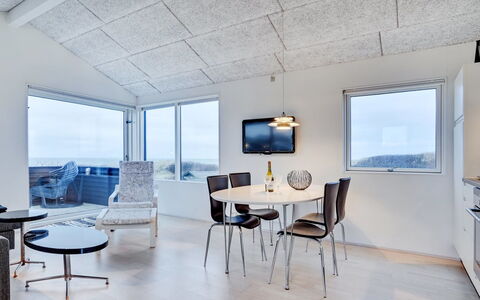 Skade - 75M from the Sea: Maison, Domicile, Porte, Toit, Chalet, Biens, Jardin, Ombre, Siding, Cour