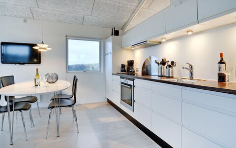 Skade - 75M from the Sea: Maison, Domicile, Porte, Toit, Chalet, Biens, Jardin, Ombre, Siding, Cour