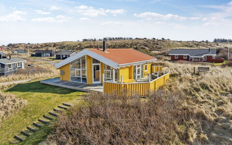 Bjarni - 239M from the Sea: Maison, Domicile, Porte, Toit, Chalet, Biens, Jardin, Ombre, Siding, Cour