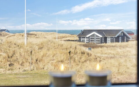 Bjarni - 239M from the Sea: Maison, Domicile, Porte, Toit, Chalet, Biens, Jardin, Ombre, Siding, Cour