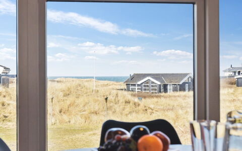 Bjarni - 239M from the Sea: Maison, Domicile, Porte, Toit, Chalet, Biens, Jardin, Ombre, Siding, Cour