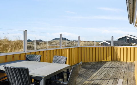 Bjarni - 239M from the Sea: Maison, Domicile, Porte, Toit, Chalet, Biens, Jardin, Ombre, Siding, Cour