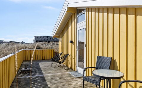 Bjarni - 239M from the Sea: Maison, Domicile, Porte, Toit, Chalet, Biens, Jardin, Ombre, Siding, Cour