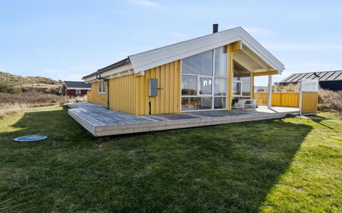 Bjarni - 239M from the Sea: Maison, Domicile, Porte, Toit, Chalet, Biens, Jardin, Ombre, Siding, Cour