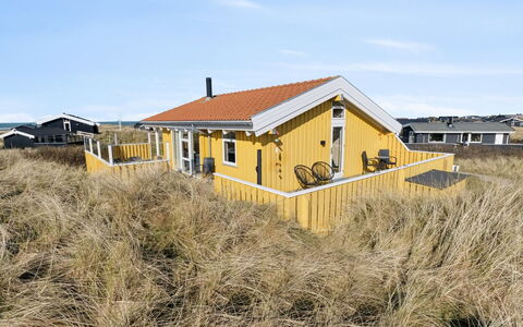 Bjarni - 239M from the Sea: Maison, Domicile, Porte, Toit, Chalet, Biens, Jardin, Ombre, Siding, Cour