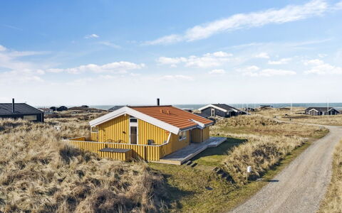 Bjarni - 239M from the Sea: Maison, Domicile, Porte, Toit, Chalet, Biens, Jardin, Ombre, Siding, Cour