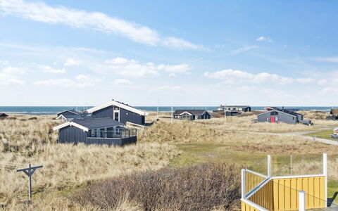 Bjarni - 239M from the Sea: Maison, Domicile, Porte, Toit, Chalet, Biens, Jardin, Ombre, Siding, Cour