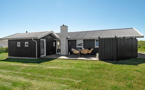 Aella - 150M from the Sea: Bâtiment, Toit, Maison, Domicile, Chalet, Architecture, Siding, Porte, Lot Terre, Zone Rurale