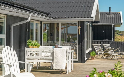 Aella - 150M from the Sea: Bois, Porche, Domicile, Toit, Maison, Chalet, Porte, Siding, Ombre, Plate-Forme