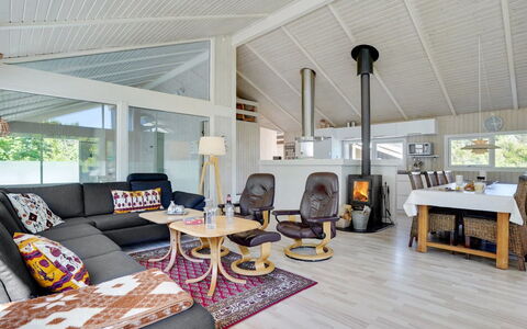 Harriet - 800M from the Sea: Bois, Design Intérieur, Salon, Meubles, Plafond, Canapé, Domicile, Sol, Sol