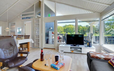 Harriet - 800M from the Sea: Bois, Domicile, Maison, Porte, Chalet, Plafond, Porche, Dur, Salon