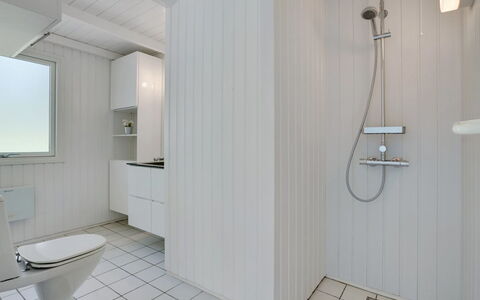 Harriet - 800M from the Sea: Luminaire Plomberie, Sol, Salle De Bains, Sol, Design Intérieur, Plafond, Plomberie, Évier, Robinet, Toilette