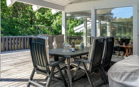 Harriet - 800M from the Sea: Meubles, Bois, Porche, Chaise, Mobilier De Jardin, Table, Plate-Forme, Sol, Ombre, Tableau De Plein Air