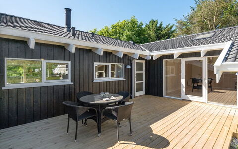 Harriet - 800M from the Sea: Bois, Toit, Domicile, Porte, Chalet, Siding, Porche, Dur, Tache De Bois, Ombre