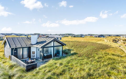 Antonie - 95M from the Sea: Bleu, Arbuste, Chalet, Couverture De Sol, Jardin, Biens, Ombre, Aménagement Paysager, Ferme, Eco Hôtel