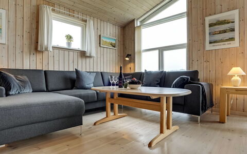 Sampsa - 600M from the Sea: Bois, Sol, Sol, Salon, Meubles, Parquet, Canapé, Dur, Tache De Bois
