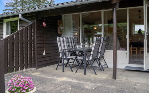 Sampsa - 600M from the Sea: Bois, Meubles, Porche, Porte, Chaise, Domicile, Ombre, Plate-Forme, Table Cuisine Et Salle A Manger, Dur