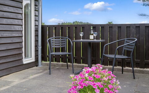 Sampsa - 600M from the Sea: Bois, Meubles, Mobilier De Jardin, Chaise, Tableau De Plein Air, Dur, Ombre, Tache De Bois, Porche, Planche