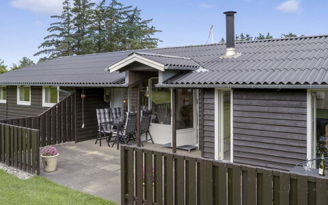 Sampsa - 600M from the Sea: Toit, Bois, Maison, Siding, Domicile, Chalet, Arbuste, Architecture, Zone Résidentielle, Porche