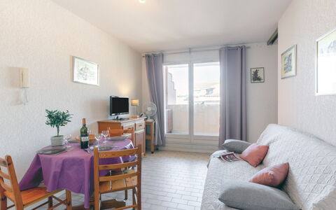 Sainte Maxime 260: Meubles, Propriété, Table, Cadre, Fenêtre, Plante D'Appartement, Bâtiment, Chaise, Salon, Architecture
