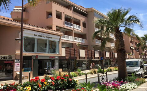 Sainte Maxime 260: Plante, Ciel, Bâtiment, Fleur, Propriété, Fenêtre, Nuage, Arbre, Quartier, Zone Résidentielle