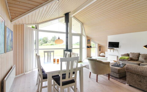 Bengt - 1Km from the Sea: Bois, Meubles, Appartement, Pièce, Plafond, Tache De Bois, Chaise, Dur, Vernis, Lumber