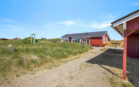 Olla - 300M from the Sea: Toit, Chalet, Domicile, Ombre, Siding, Ferme, Porche, Structure En Plein Air, Batiments Jardin