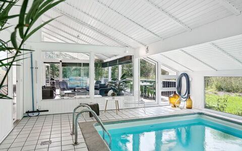 Blondine - 940M from the Sea: Meubles, Design Intérieur, Sol, Bois, Sol, Plafond, Parquet, Chaise, Table, Éclairage