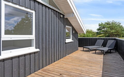 Blondine - 940M from the Sea: Meubles, Design Intérieur, Sol, Bois, Sol, Plafond, Parquet, Chaise, Table, Éclairage