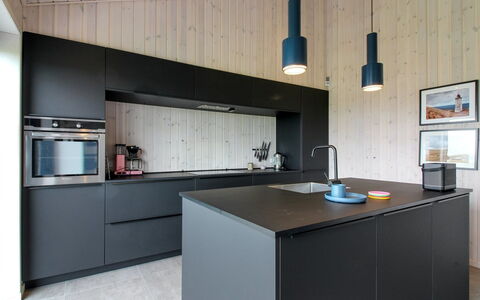Fannie - 250M from the Sea: Cuisine, Comptoir, Design Intérieur, Cabinetry, Meubles, Sol, Appareil De Cuisine, Luminaire, Bois, Plafond