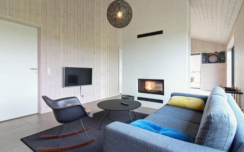 Fannie - 250M from the Sea: Design Intérieur, Meubles, Sol, Sol, Mur, Canapé, Salon, Bois, Plafond, Pièce