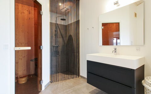 Fannie - 250M from the Sea: Sol, Sol, Design Intérieur, Bois, Luminaire Plomberie, Armoire De Toilette, Plafond, Salle De Bains, Éclairage, Plomberie